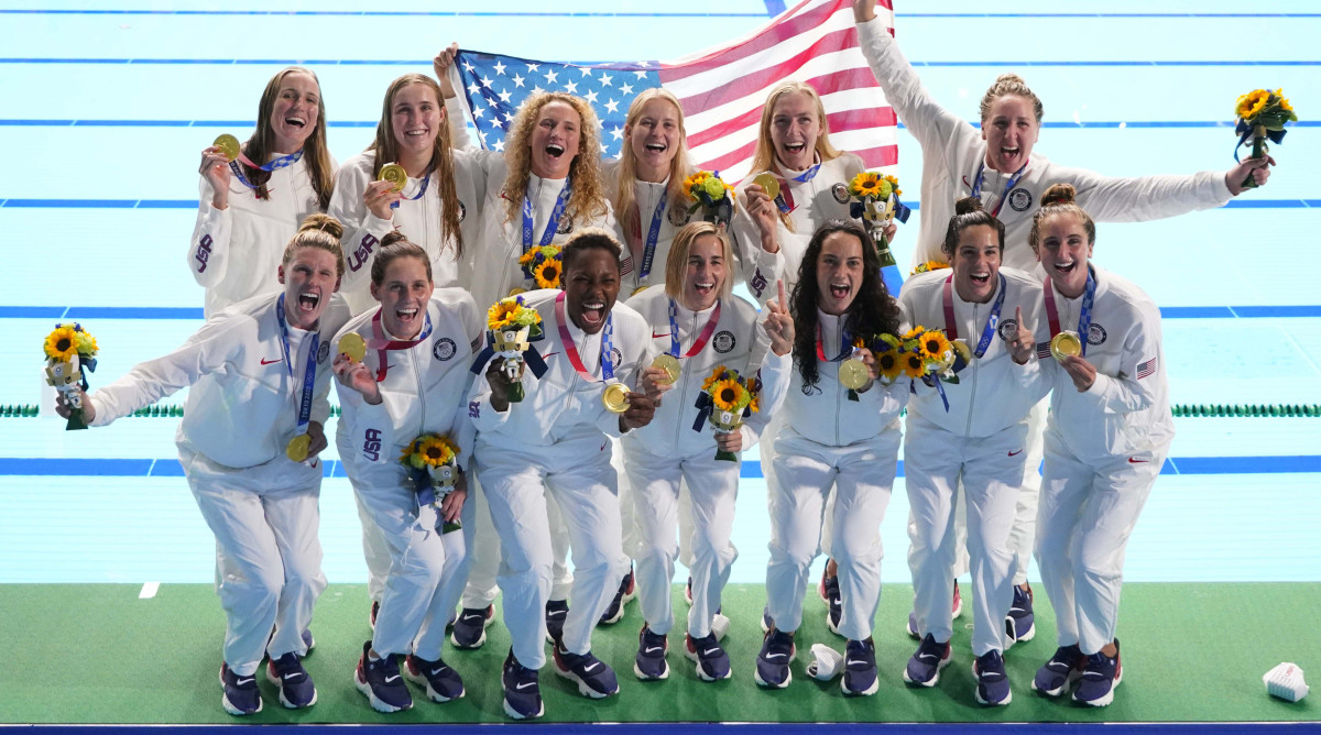 womens-water-polo-gold-lead